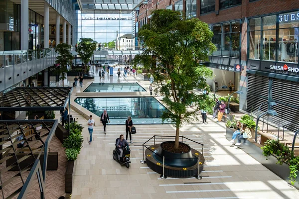 Utrecht Hollanda, 23 Mayıs 2020, alışveriş merkezi Hoog Catharijne, Coronavirus salgını sırasında yoğun bir hafta sonu günü insanlar 1,5 metre mesafede dükkana girmek için kuyrukta bekliyor.. 