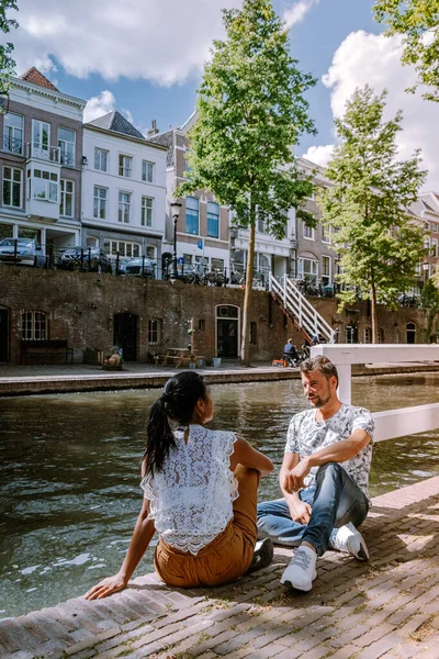 ユトレヒト中心部の歴史的運河、ユトレヒトの都市旅行の人々オランダ — ストック写真