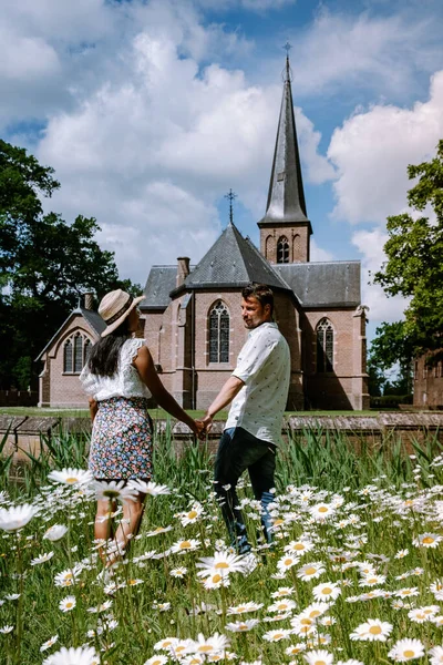 Eski tarihi şato bahçesi, Hollanda Şatosu aydınlık bir yaz gününde genç bir çift ve erkek kale bahçesinde yürüyorlar. — Stok fotoğraf