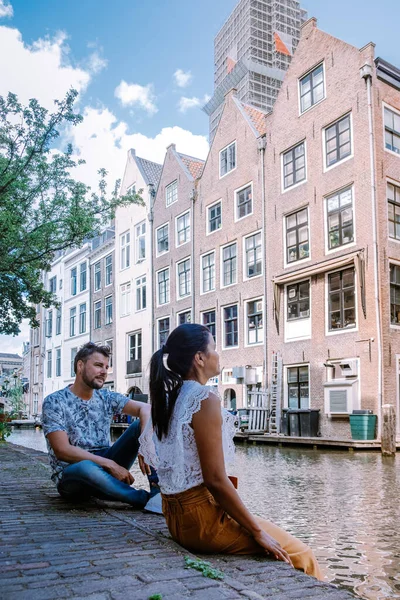 ユトレヒト中心部の歴史的運河、ユトレヒトの都市旅行の人々オランダ — ストック写真