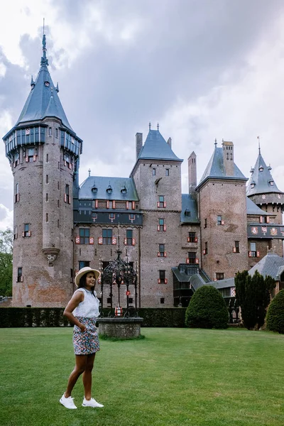 Viejo jardín histórico del castillo, Castillo de Haar Países Bajos Utrecht en un día de verano brillante, mujer joven de mediana edad caminando en el jardín del castillo — Foto de Stock