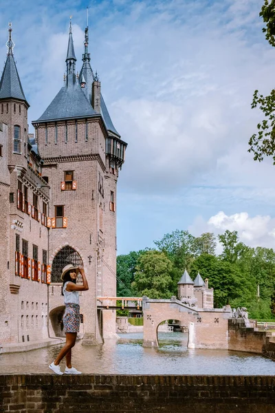 Старый исторический сад замка, замок де Хаар Нидерланды Утрехт в яркий летний день, молодая женщина среднего возраста прогулки в саду замка — стоковое фото