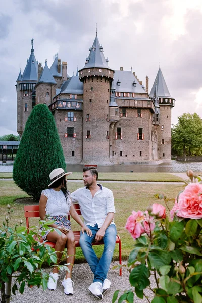 古老的城堡花园，荷兰乌得勒支城堡阳光灿烂的夏天，一对中年夫妇在城堡花园散步 — 图库照片