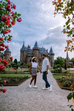 Eski tarihi şato bahçesi, Hollanda Şatosu aydınlık bir yaz gününde genç bir çift ve erkek kale bahçesinde yürüyorlar.