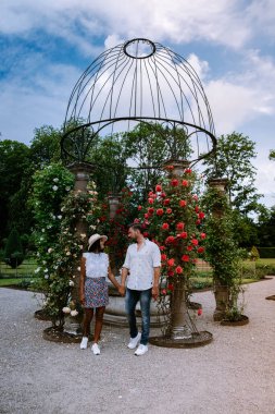 Eski tarihi şato bahçesi, Hollanda Şatosu aydınlık bir yaz gününde genç bir çift ve erkek kale bahçesinde yürüyorlar.