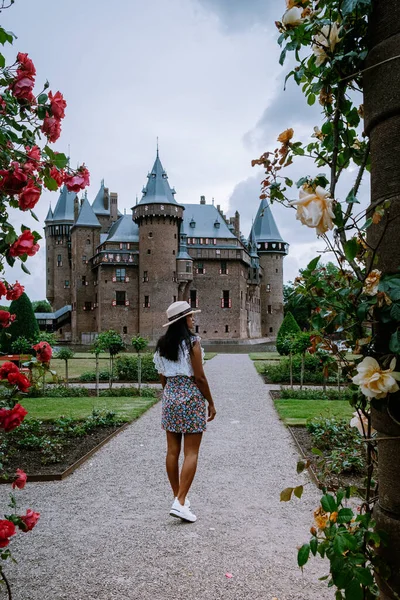 Viejo jardín histórico del castillo, Castillo de Haar Países Bajos Utrecht en un día de verano brillante, mujer joven de mediana edad caminando en el jardín del castillo — Foto de Stock