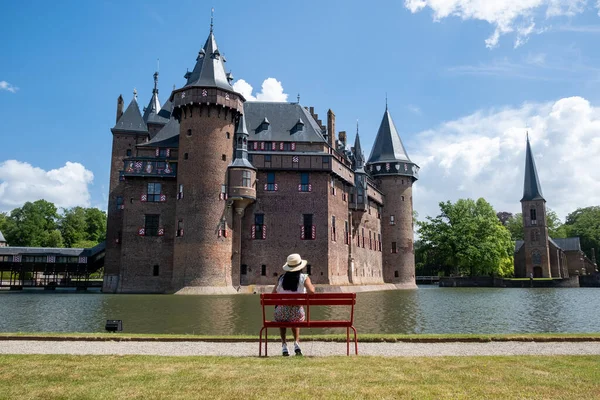 Старый исторический сад замка, замок де Хаар Нидерланды Утрехт в яркий летний день, молодая женщина среднего возраста прогулки в саду замка — стоковое фото