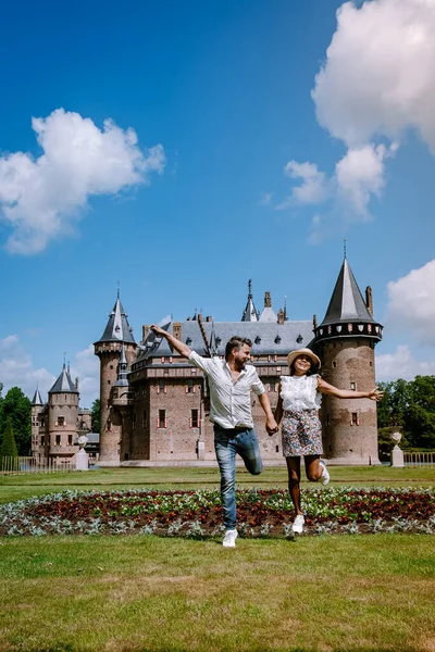 Старый исторический сад замка, замок де Хаар Нидерланды Утрехт в яркий летний день, молодая пара мужчин и женщин среднего возраста прогулки в саду замка — стоковое фото