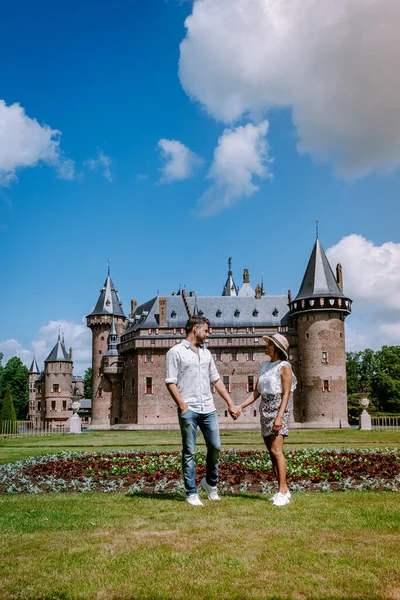 Ancien jardin du château historique, Château de Haar Pays-Bas Utrecht un jour d'été lumineux, jeune couple hommes et femmes d'âge moyen marchant dans le jardin du château — Photo