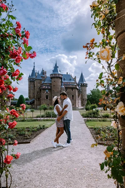 古老的城堡花园，荷兰乌得勒支城堡阳光灿烂的夏天，一对中年夫妇在城堡花园散步 — 图库照片
