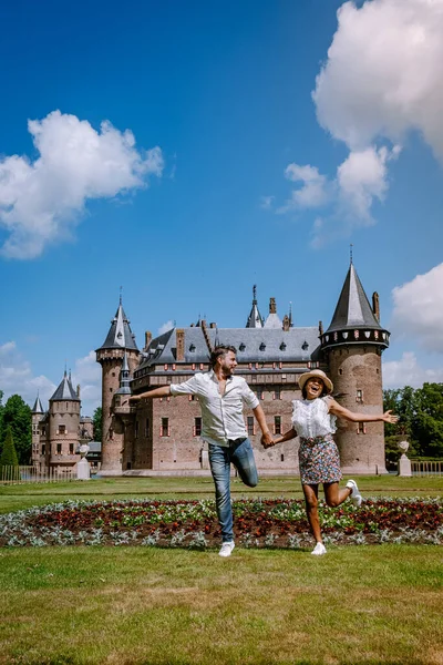 Eski tarihi şato bahçesi, Hollanda Şatosu aydınlık bir yaz gününde genç bir çift ve erkek kale bahçesinde yürüyorlar. — Stok fotoğraf