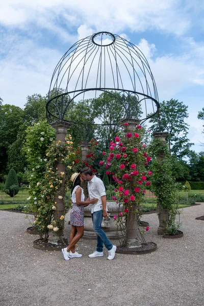 Şato bahçesinde dinlenen bir çift, eski tarihi kale bahçesi, Hollanda Kalesi aydınlık bir yaz gününde Utrecht Kalesi, kalenin bahçesinde yürüyen genç bir çift ve orta yaşlı bir kadın. — Stok fotoğraf