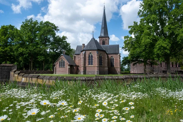 Старый исторический сад в замке де Хаар Нидерланды Утрехт в яркий летний день, молодые пары мужчин и женщин среднего возраста прогулки в саду замка — стоковое фото