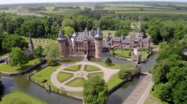 Hollanda 'nın Haar Şatosu' nda halka açık bir bahçe Parlak bir yaz gününde Utrecht, Hollanda 'nın De Haar şatosundan Aerial