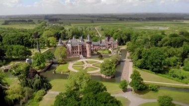Hollanda 'nın Haar Şatosu' nda halka açık bir bahçe Parlak bir yaz gününde Utrecht, Hollanda 'nın De Haar şatosundan Aerial