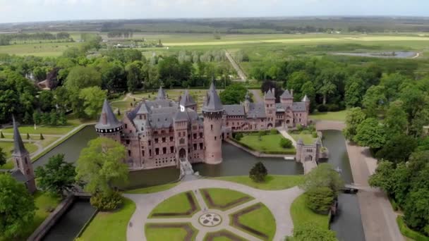 Jardin public à l'ancien château historique de Haar Pays-Bas Utrecht par un jour d'été lumineux, Aérien du château De Haar aux Pays-Bas — Video