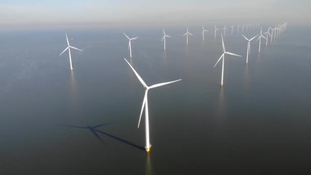 Windmill park westermeerdijk Nizozemsko, větrná elektrárna s modrou oblohou v oceánu, zelená energie — Stock video