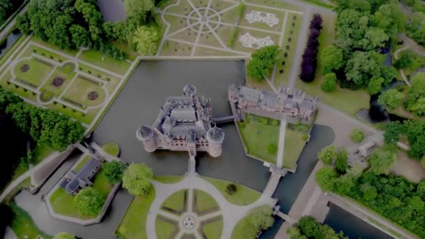 Öffentlicher Garten am alten historischen Schloss de Haar Niederlande Utrecht an einem hellen Sommertag, Luftaufnahme vom Schloss De Haar in den Niederlanden — Stockvideo