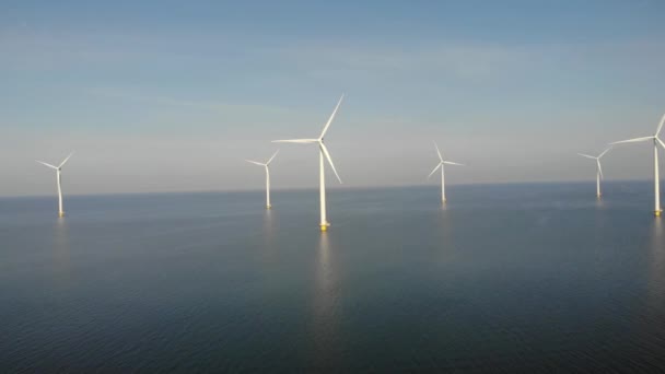 네덜란드 서쪽에 있는 풍차 공원, 바다에 파란 하늘을 가진 풍력 풍차 터빈, 녹색 에너지 — 비디오