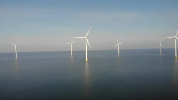 Windmill park westermeerdijk Nizozemsko, větrná elektrárna s modrou oblohou v oceánu, zelená energie — Stock video