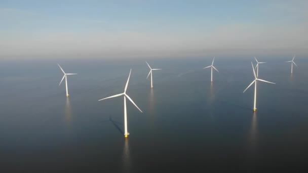 Windmill park westermeerdijk Nizozemsko, větrná elektrárna s modrou oblohou v oceánu, zelená energie — Stock video