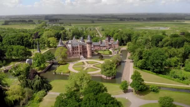 Public garden at old historical Castle de Haar Netherlands Utrecht on a bright summer day, Aerial from the castle De Haar in the Netherlands — стоковое видео