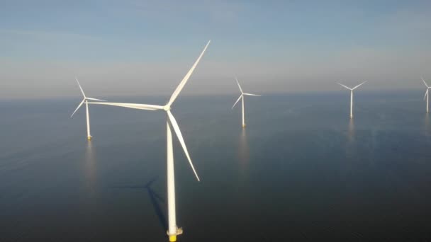 Windmill park westermeerdijk Nizozemsko, větrná elektrárna s modrou oblohou v oceánu, zelená energie — Stock video