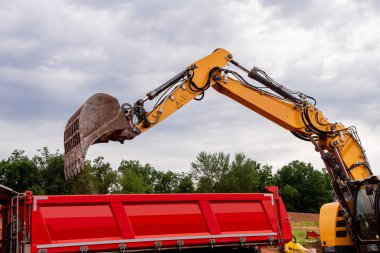 Torbacı Erde in den Kipper