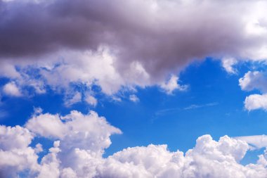 Schner blauer Himmel ve weie Wolken