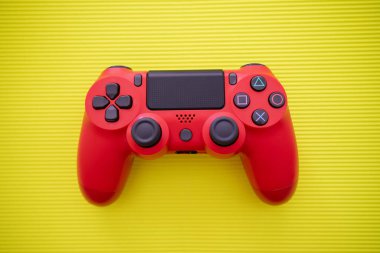 Sarı arka plandaki kırmızı joystick