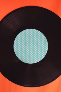 Kırmızı arkaplan görünümlü siyah müzik plağı