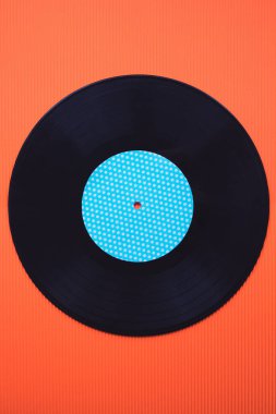 Kırmızı arkaplan görünümlü siyah müzik plağı
