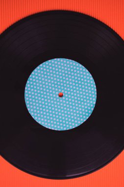Kırmızı arkaplan görünümlü siyah müzik plağı