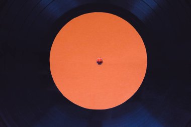 Kırmızı arkaplan üzerinde siyah müzik plağı yatay görüntü