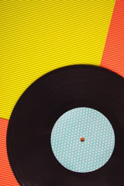 Yukarıdan görülen kırmızı ve yeşil arka planda siyah vinil.