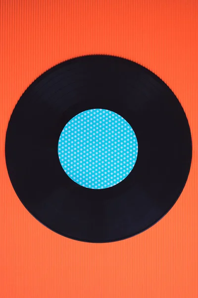 Kırmızı Arkaplanda Siyah Müzik Plağı Dikey Görüntü — Stok fotoğraf
