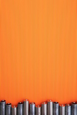 Turuncu arka plandaki gümüş piller.