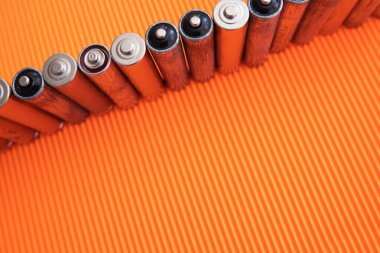 Turuncu arka plandaki gümüş piller.