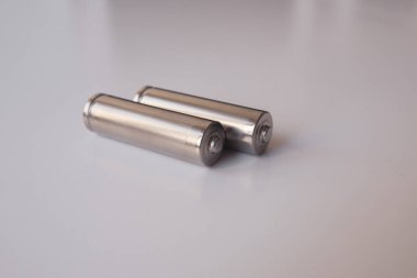 Beyaz arka planda iki gri pil.