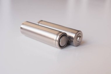 Beyaz arka planda iki gri pil.