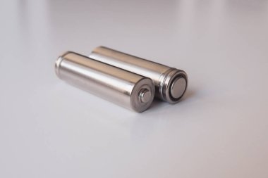 Beyaz arka planda iki gri pil.