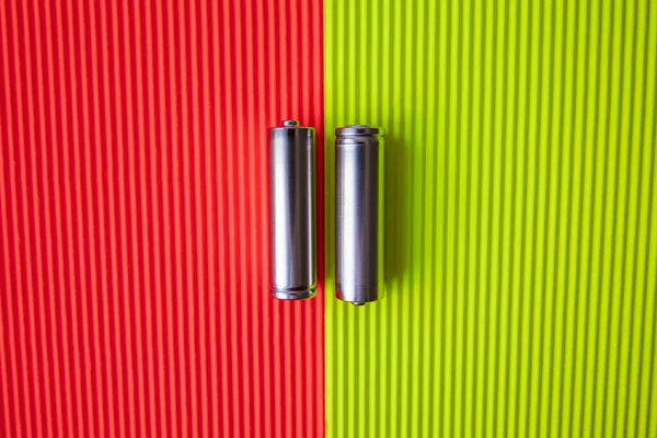 Dos Batería Modelo Gris Sobre Fondo Verde Rojo Cada Batería — Foto de Stock