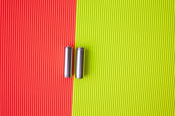 Dos Batería Modelo Gris Sobre Fondo Verde Rojo Cada Batería — Foto de Stock