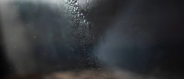 Małe Krople Wody Pobite Przez Słońce Kontrjour Tworzą Szare Abstrakcje — Zdjęcie stockowe
