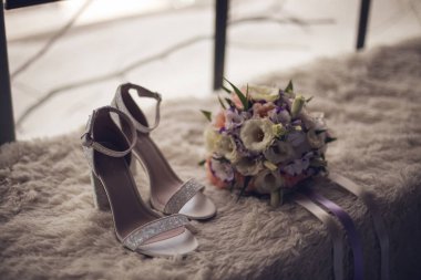 Oda ve gelinin eşyaları giyinmeden önce.