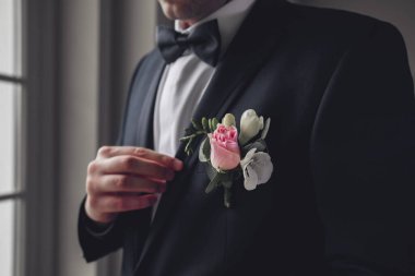 Damat son zamanlarda giydiği takımı ayarlar, gelinin peşine düşmeye hazırdır.