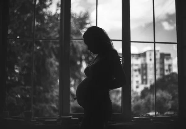 Futura Madre Mira Vientre Esperando Día Especial Cerca Ventana Fotografiada —  Fotos de Stock