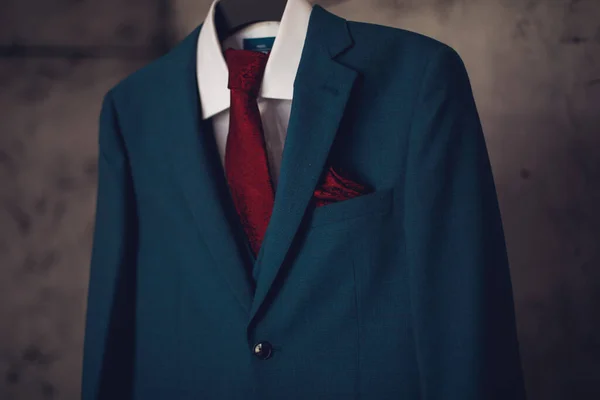 Costume Bleu Avec Une Cravate Rouge Sur Cintre Suspendu Attend — Photo