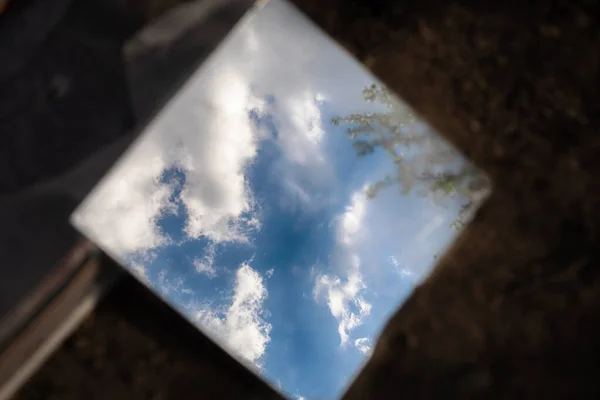 Cielo Nublado Visto Reflejado Espejo Que Está Suelo — Foto de Stock