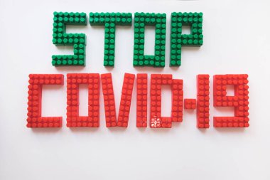 Beyaz arkaplan üzerindeki yapı bloklarının covid-19 tanımı